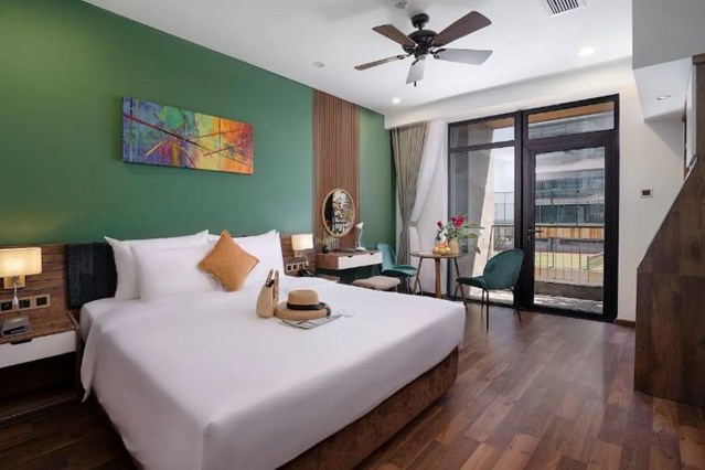 Studio King Room with Balcony City View